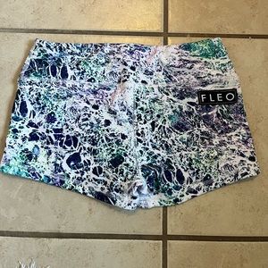 Reselling from a friend, like new!